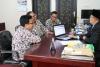 Bupati Sumenep sedang mencoba menggunakan aplikasi e-filing didampingi tim dari KP2KP Sumenep