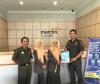Foto bersama jurusita dan pegawai Bank